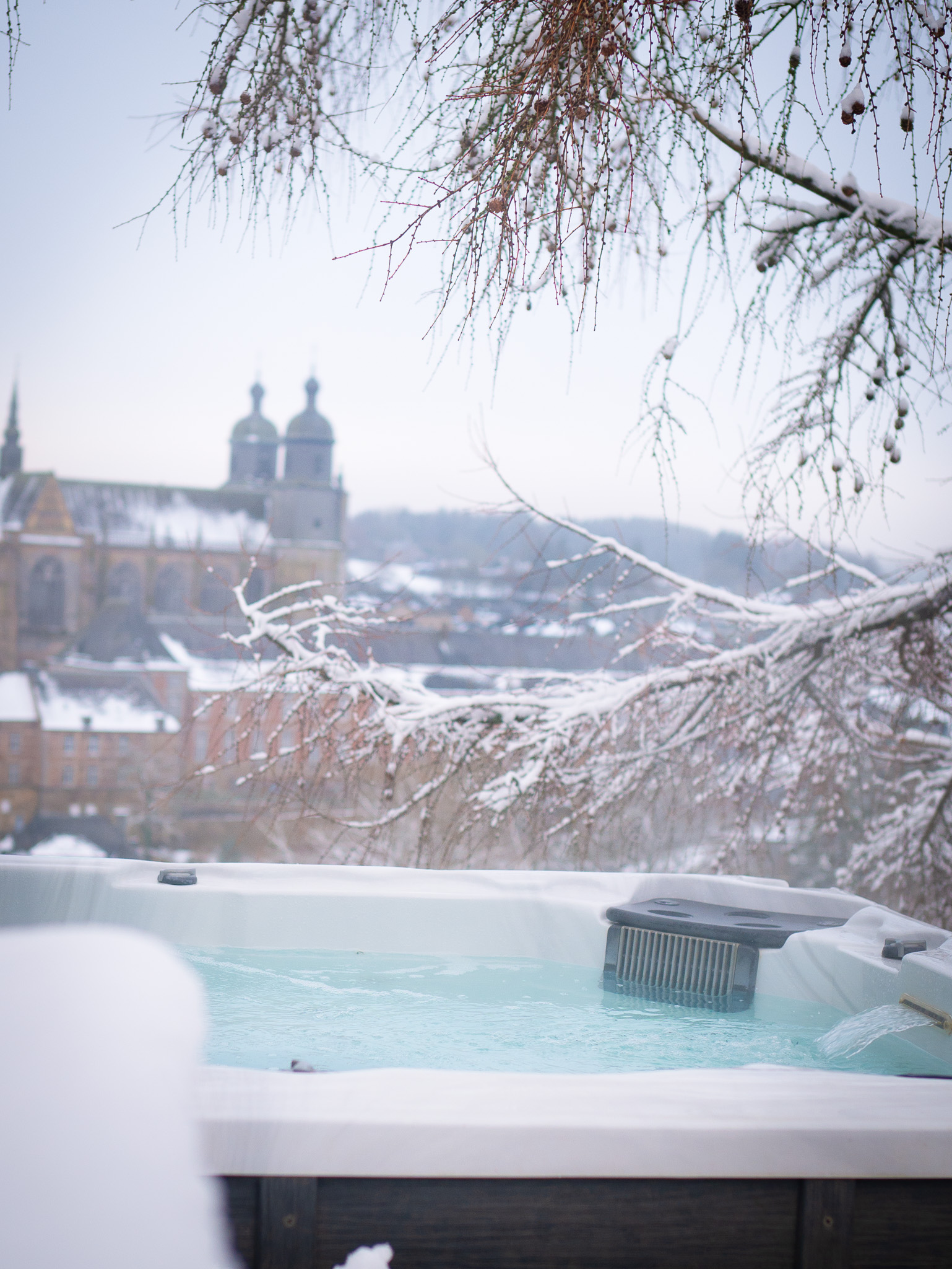 Logement insolite - Saint-Hubert- Province du Luxembourg, St-hubsphair sous la neige vue intérieur - Jacuzzi privée avec vue sur la basilique